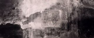 Copertina di Pompei, non c’è pace per gli scavi. Atto vandalico contro affresco di Bacco e Arianna