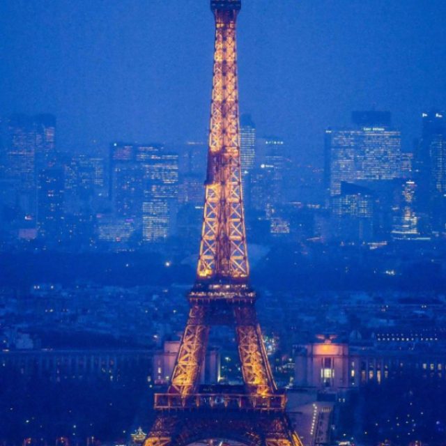 Bacia uno sconosciuto sulla Tour Eiffel e poi lo trova con l’aiuto dei social. Ma il finale non è quello atteso…