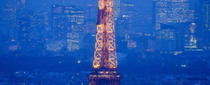 Bacia uno sconosciuto sulla Tour Eiffel e poi lo trova con l’aiuto dei social. Ma il finale non è quello atteso…