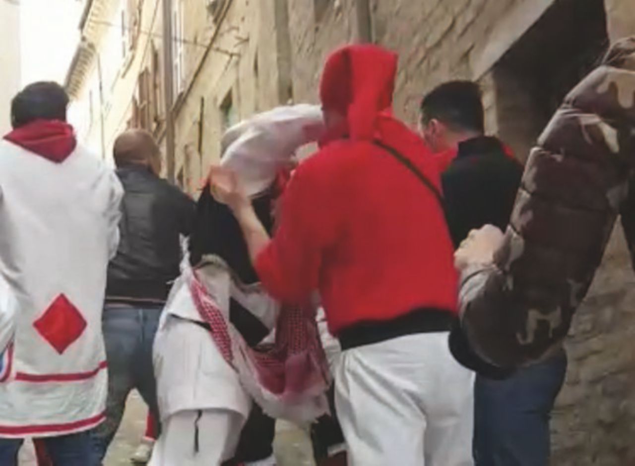 Copertina di Il sindaco picchiatore alla sbarra: “Colpa del farmaco per la psoriasi”