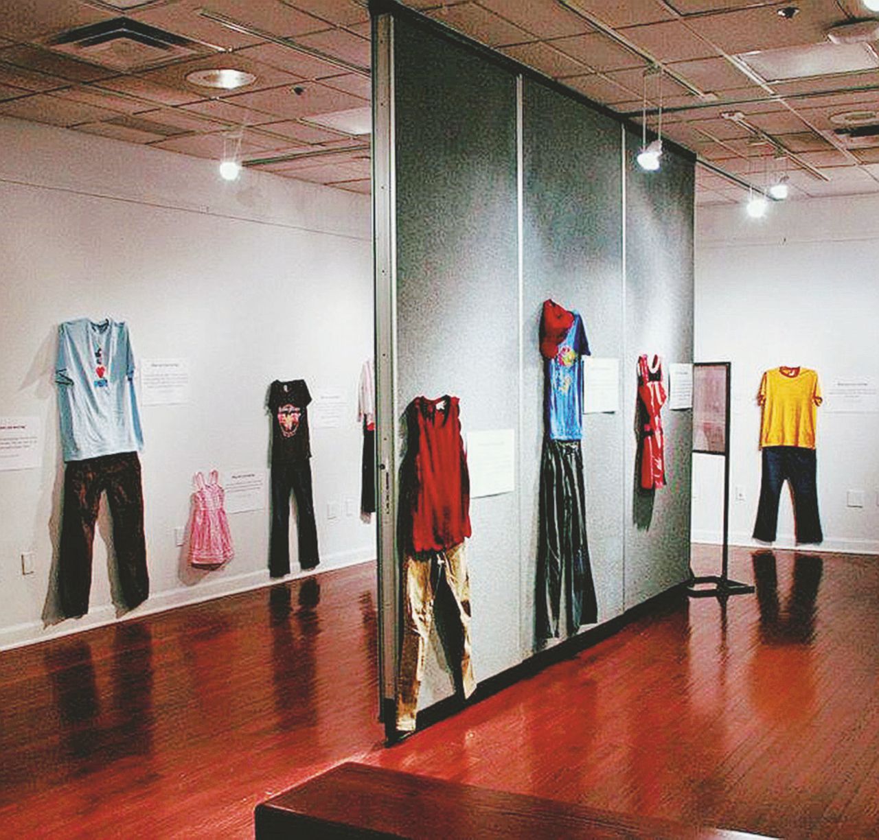 Pigiami, pantaloni o gonne: l’abito non fa la vittima