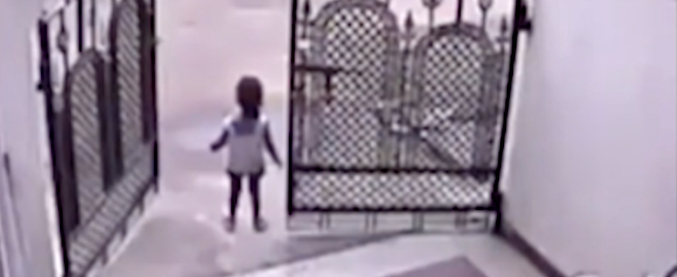 Copertina di Miracolosamente illesa dopo che un’auto la investe e la schiaccia. Bimba protagonista di un’incredibile sequenza