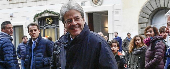 Gentiloni: “A Roma non c’è il massimo dell’efficienza”. Raggi: “Qui servono poteri e non chiacchiere pre-voto”