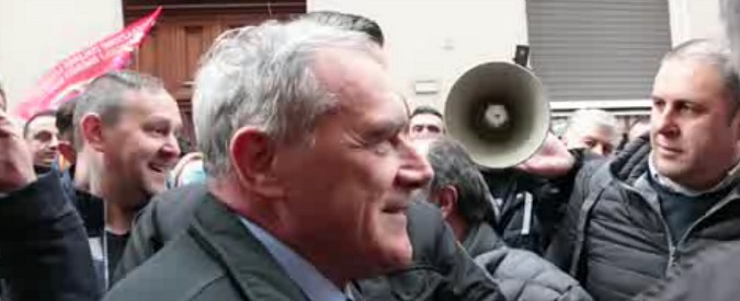 Copertina di Ideal Standard, lavoratori in presidio davanti al Mise. Contestato Grasso: “Vattene”. Lui: “Qui per dare solidarietà”