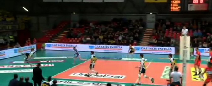 Copertina di Volley, il salvataggio del fuoriclasse si trasforma in un assist da cineteca. Guardare per credere