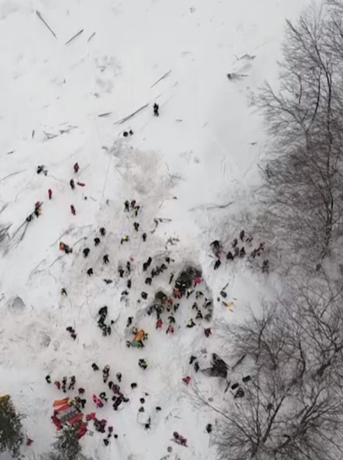 Copertina di Rigopiano,voci dal gelo. Lunedì in esclusiva sul Nove il documentario che racconta la tragedia