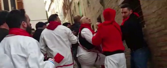 Copertina di Offida, il video che inguaia il sindaco picchiatore. Lui al processo: “Colpa di un farmaco. Non ricorda nulla”