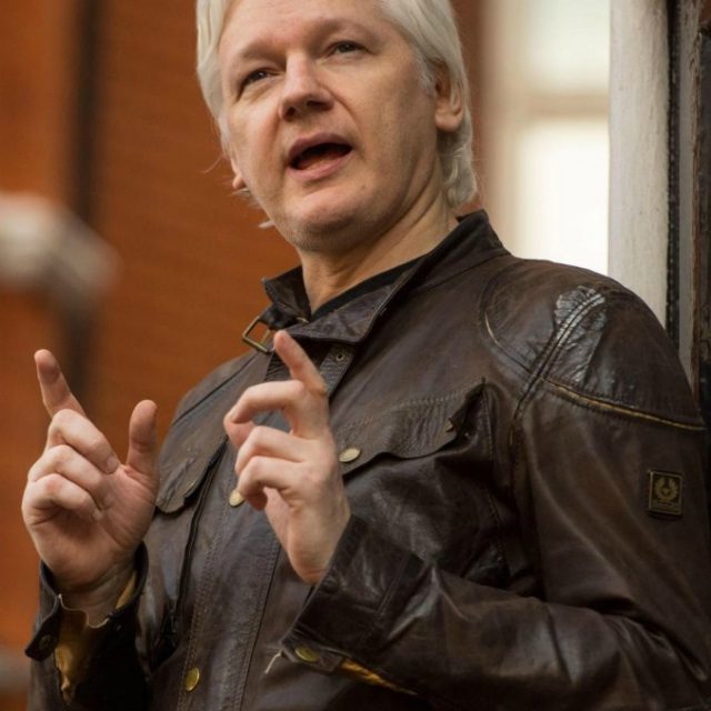 Assange “non si lava”: per questo l’Ecuador lo vorrebbe far uscire dalla sua ambasciata a Londra