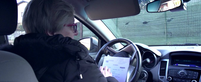 Copertina di Inseguendo la felicità, tra Compro Oro e recupero crediti a domicilio, su Sky il ritratto dell’Italia che vive in povertà