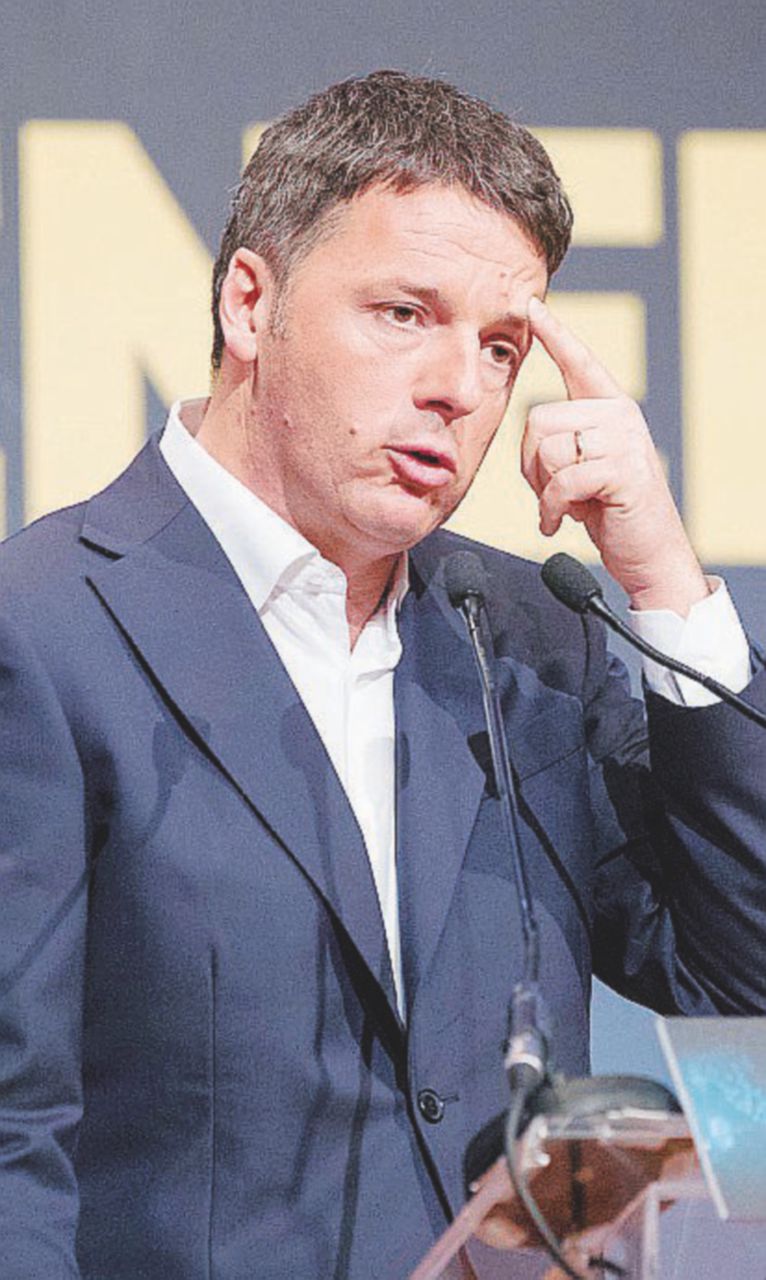 Copertina di Renzi parla dal palco, la platea vuole Gentiloni