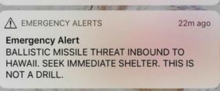 Copertina di Hawaii, falso allarme per un missile in arrivo: 38 minuti di panico, poi le autorità si scusano. “Testo partito per sbaglio”