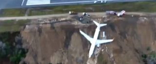 Copertina di Turchia, aereo esce di pista durante l’atterraggio e scivola sulla scogliere. Le immagini dall’alto