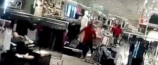 Copertina di Sudafrica, esplode la rabbia contro lo spot “razzista” di H&M: l’assalto a un negozio di Johannesburg