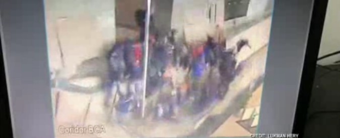 Copertina di Giacarta, la balconata della Borsa crolla all’improvviso: 77 feriti, il momento del cedimento