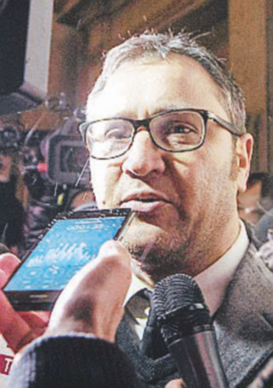 Consigliere grillino pubblica tessera Pd bruciata, poi si scusa