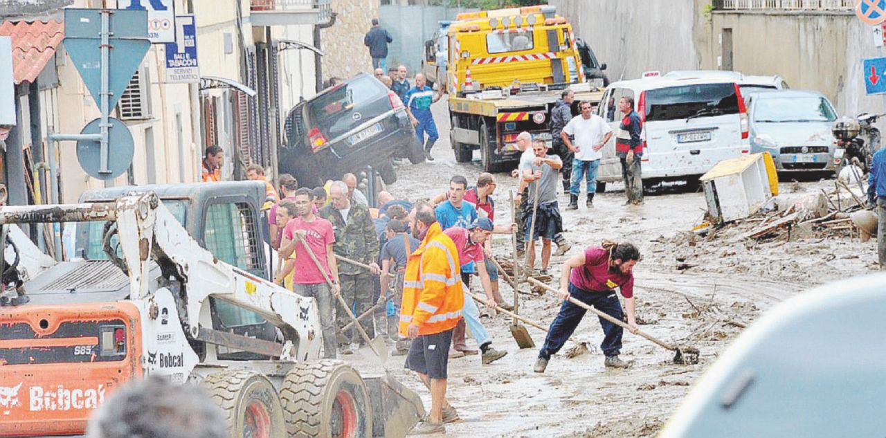 Copertina di L’allarme a tarda sera e il fiume interrato che esonda nelle case