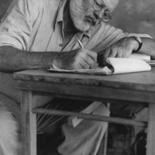 Hemingway, pubblicato dopo 62 anni un suo racconto inedito: l’amore per Parigi, il vino e il desiderio di abbandono delle armi