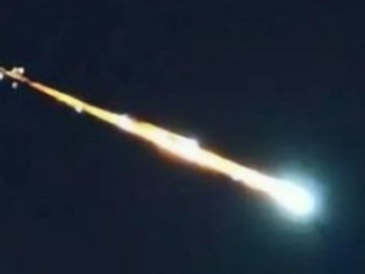 Ufo, una strana luce verde avvistata nei cieli d’Italia: “E’ un bolide, il colore indica che c’è magnesio”