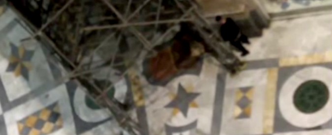 Copertina di Napoli, urina su un clochard in galleria Umberto I. Il video che mostra le angherie della baby gang