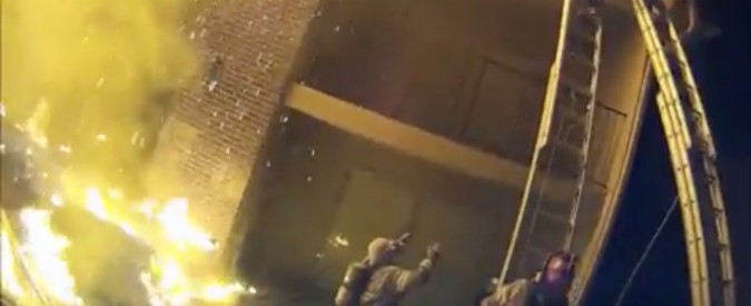 Copertina di La casa brucia e la piccola viene lanciata dal secondo piano. Ecco come la salva il pompiere eroe