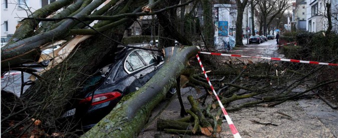 Copertina di Maltempo, l’uragano Friederike flagella il Nord Europa: sette morti, voli cancellati e traffico ferroviario in tilt