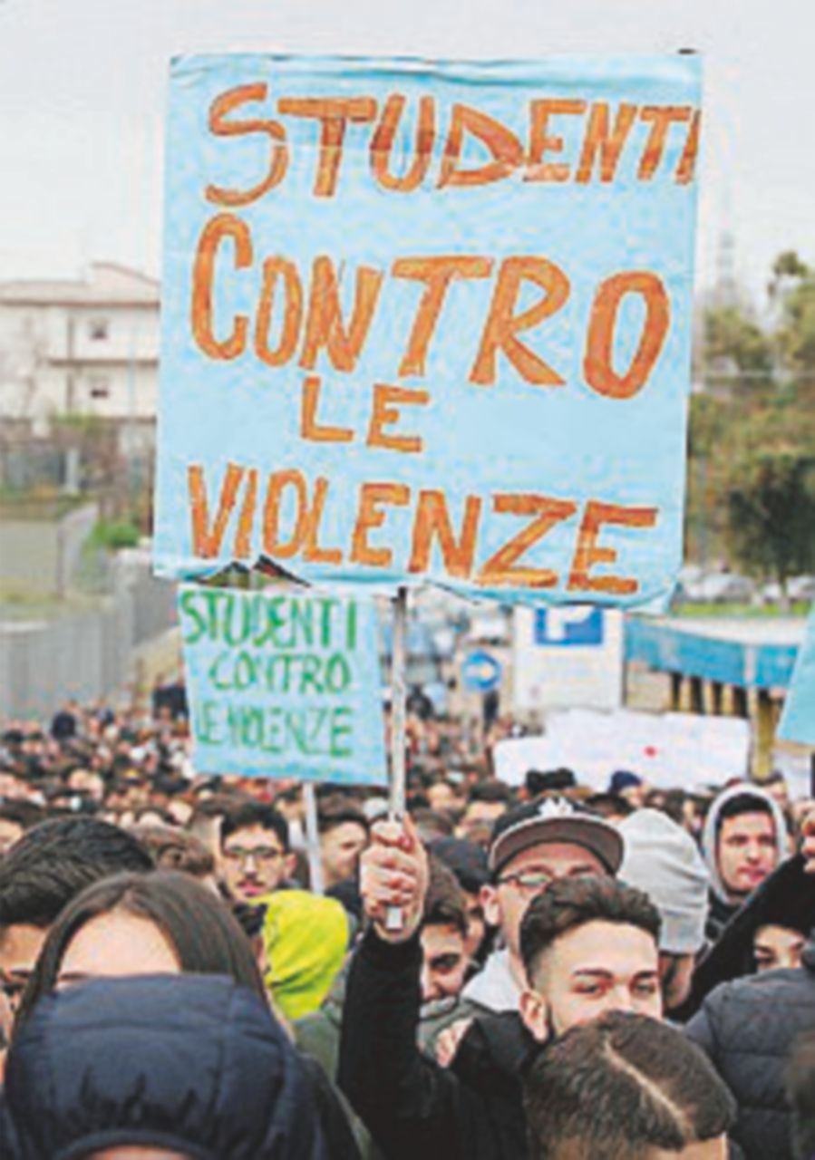 Copertina di Baby gang, duemila persone in corteo: “È colpa dello Stato”