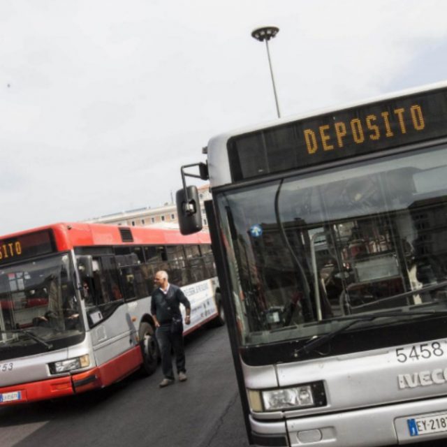 Roma, “attore di fiction sale sul bus e picchia il controllore”
