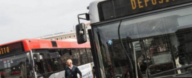 Roma, “attore di fiction sale sul bus e picchia il controllore”