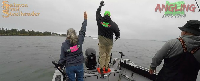 Copertina di La pesca al salmone può avere risvolti inaspettati. Guardate cosa è capitato a questi tre amici