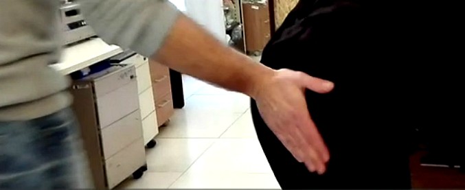 Copertina di “La sculacciata alla collega in ufficio non è reato”. Respinta la denuncia di una lavoratrice di Vicenza