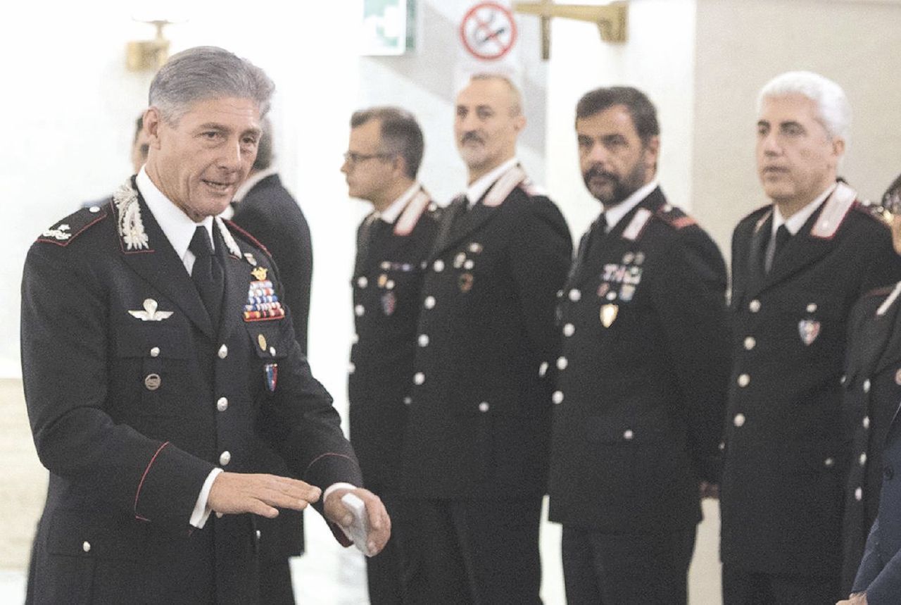 Copertina di “Non intercettate i carabinieri se no finiscono sui giornali”