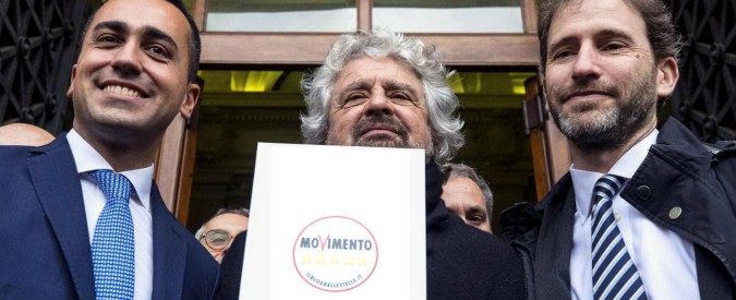 Grillo deposita simbolo M5s (di cui non è più proprietario): “Alleanze con chi ci sta? Domande senza senso”