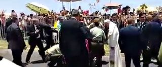 Copertina di Cile, poliziotta cade da cavallo durante il passaggio di Papa Francesco. Bergoglio stupisce tutti e reagisce così