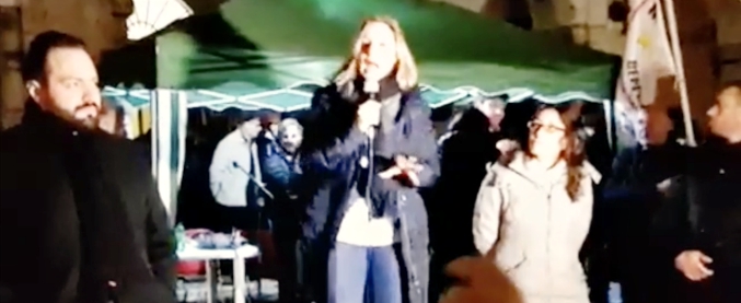 Copertina di M5s, comizio di Roberta Lombardi contro i burocrati della Sanità: “Ce lo stanno leccando anche a noi… prima ce lo leccano, poi…”