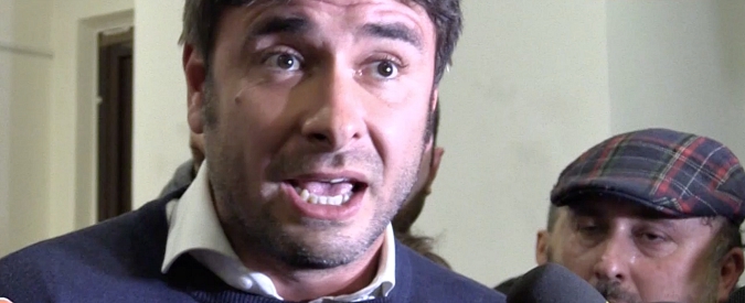 Copertina di M5s, Di Battista: “Ecco chi sosterrà l’inciucio se non vinciamo”. E lui parte per Arcore, Rignano e Laterina