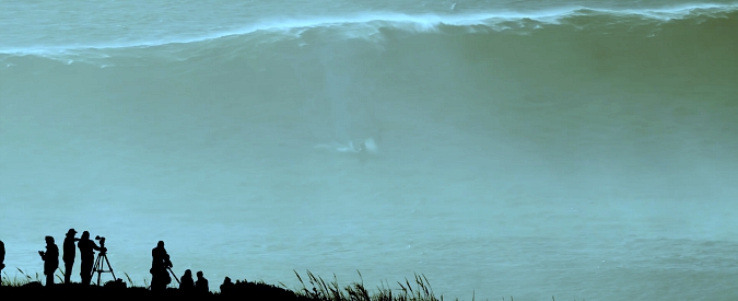 Copertina di Onde giganti, questa potrebbe essere la più grande di sempre. E quest’uomo l’ha surfata: l’impressionante video da Nazarè