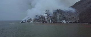 Copertina di Vulcano, isola della Papua Nuova Guinea in eruzione. Migliaia di evacuati e rischio tsunami, le immagini