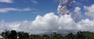 Copertina di Vulcano Mayon, eruzione esplosiva nelle Filippine. Allerta 4 e 12mila evacuati, il timelapse