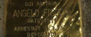 Copertina di Giorno della Memoria, danneggiata a Milano la pietra d’inciampo in ricordo di Angelo Fiocchi. Pd: “Oltraggio gravissimo”