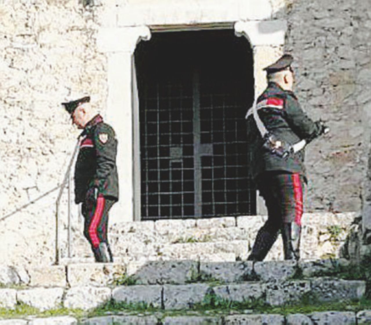 Il padre si impicca in chiesa: la figlia nel tema di italiano aveva denunciato i suoi abusi