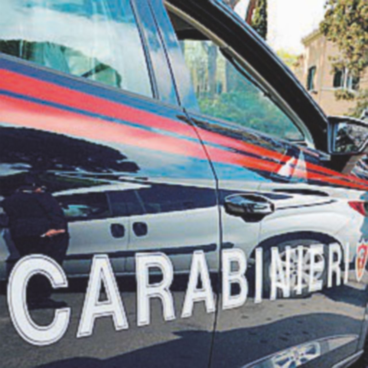 Copertina di Due carabinieri indagati per apologia del fascismo