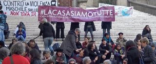 Copertina di Roma, sit-in in Campidoglio di ‘Non una di meno’ per salvare i centri anti-violenza femminile: “Raggi ascolti”