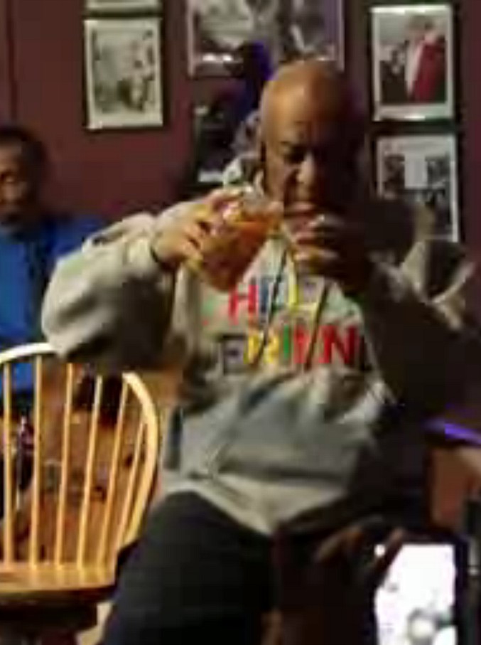 Copertina di Bill Cosby sul palco di un jazz club di Philadelphia: la prima volta dopo lo scandalo abusi