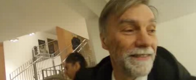 Copertina di Elezioni 2018, la scena muta di Delrio: “Juncker soddisfatto dall’incontro con Berlusconi?”. Non risponde e se ne va