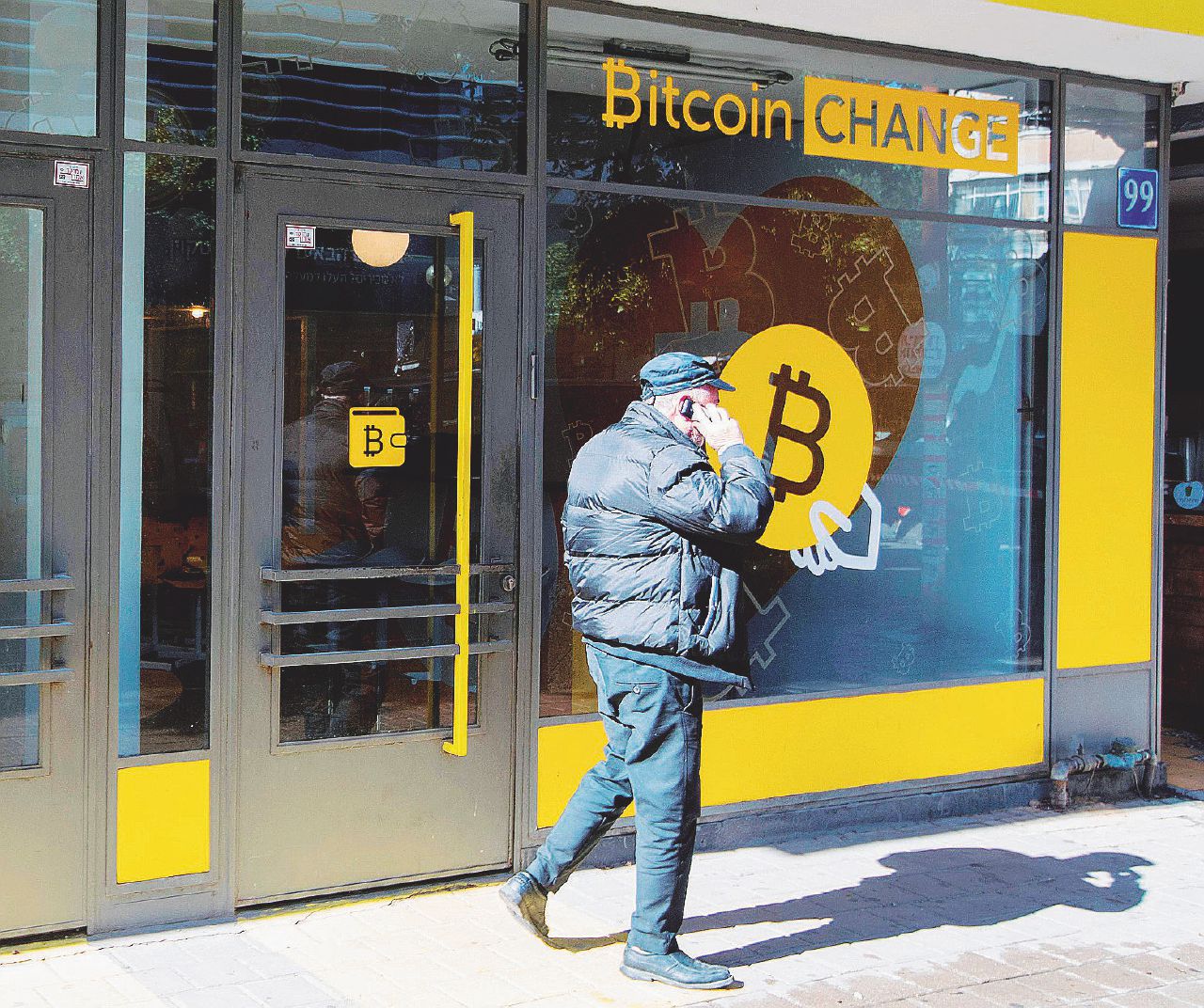 Ascesa e crollo - L’andamento della criptovaluta nell’ultimo anno. Sopra, un Bitcoin change in Israele - LaPresse Truffe e lavoro nero, così i criminali sfruttano i Bitcoin