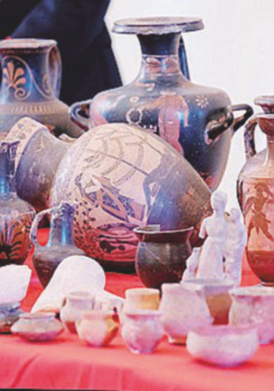 Copertina di Vasi etruschi in casa di un noto gallerista: tornano allo Stato