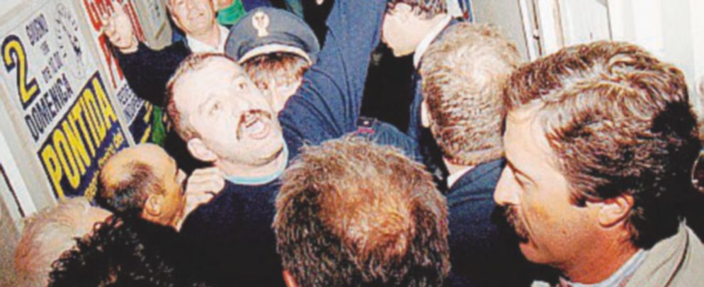 I tafferugli del 1996 - Maroni e i tafferugli durante la perquisizione della Digos per l’inchiesta sulla Guardia padana - Ansa Via Bellerio, addio…