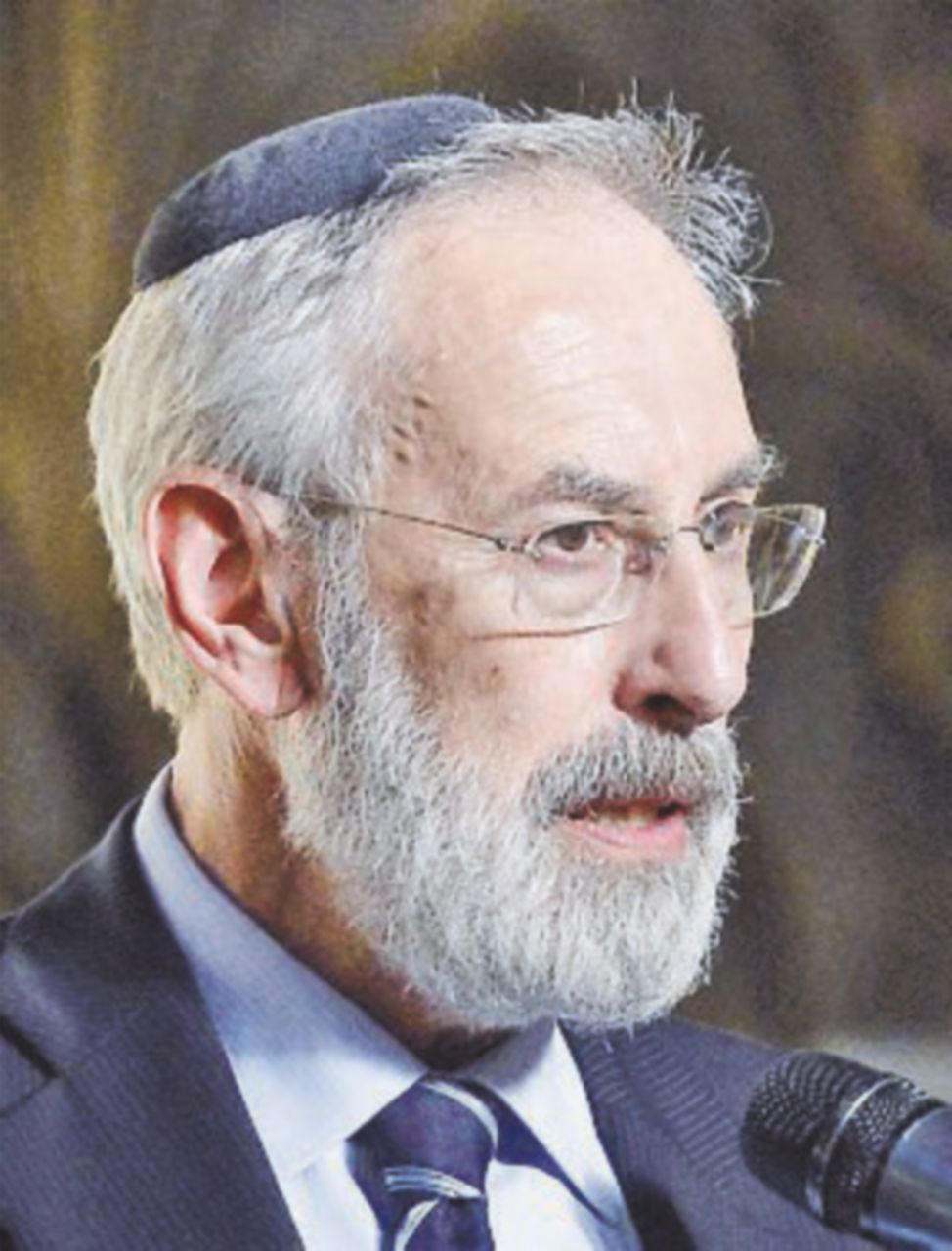 Copertina di Di Segni: “Via la razza dalla Carta”. Ma Azzariti difende l’articolo 3