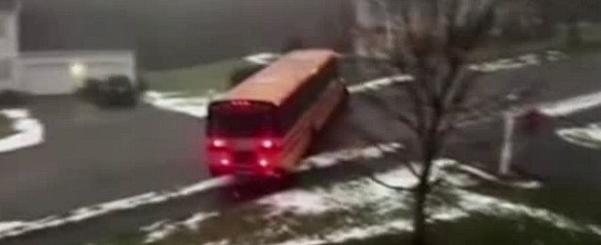 Copertina di C’è ghiaccio sulla strada e si pattina che è un piacere. L’incredibile manovra dello scuolabus