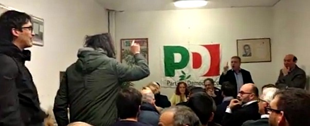 Copertina di Bologna, blitz del collettivo Hobo a incontro Pd: “Avete rovinato il futuro, vendete Italia ai fascisti”. “Vergognatevi”